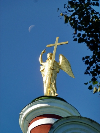 Ангел над стойкой церквушкой…